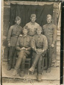 мой дедушка Андреев В.А. (в центре) со своим боевым расчетом