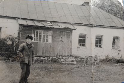 Владимир Алексеевич в возрасте 70ти лет у своего дома в селе Рогатово