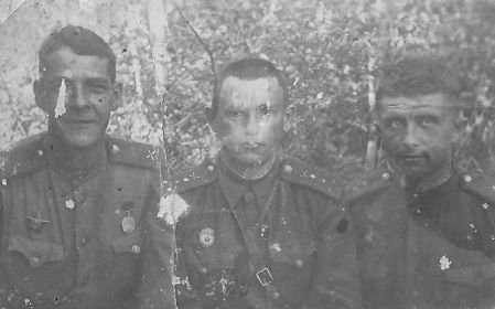 Однополчане. Тимофей Никитин в центре. На обороте фото надпись: Действующая армия, 1943 год.