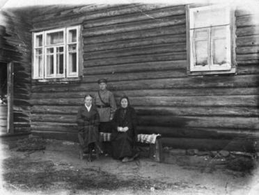 Дом, в котором жила семья Ларионовых в посёлке Сазоново, слева тётя Георгия Петровича Е.Н. Сальникова