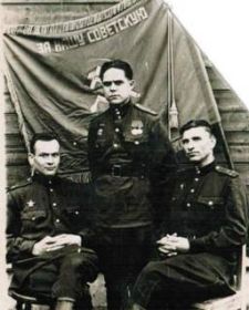 Плешаков А.А.с однополчанами. 1945 год
