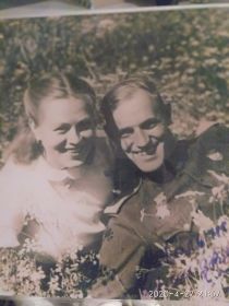Дедушка с бабушкой г. Сольцы 1941г.