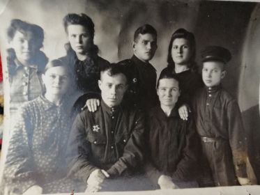 Фото с родствениками (дед Стефан Филиппович в нижнем ряду, слева - его жена Пелагея Егоровна, моя бабушка)
