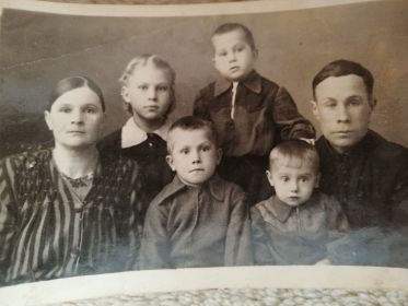 Мои дедушка и бабушка, Орехов Стефан Филиппович и Пелагея Егоровна со своими детьми (на обратной стороне фото запись сделана дедом).