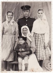Мой отец с родственниками мамы. Я на руках у бабушки
