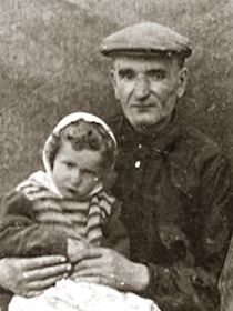 Тихон Кузьмич со своей второй дочерью Зоей