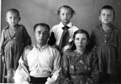 Мой дедушка с семьей после войны