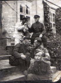 Германия. Мыльников Л.А. (сидит слева) навещает в лазарете своего пилота 14.07.1945