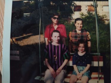 С внучками Юлей и Ириной (Глазов 1996г)