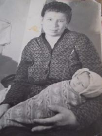 Бабушка с моей мамой 1953
