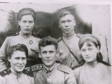 Нецветаева М. С. с однополчанами, верхний ряд, слева
