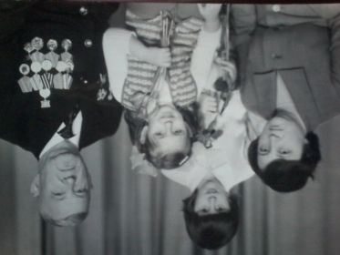 С внучками и племянницей 9 мая 1975 г