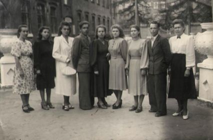 педагогический коллектив школы 1961 года Владимир Константинович – второй справа.