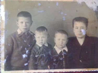 Бабушка со своими сыновьями и слева братом самым младшим