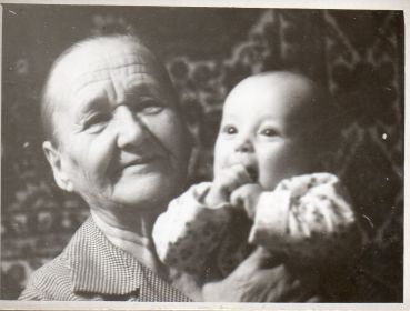Последние годы бабушки Ани, с внуком от младшей дочери.