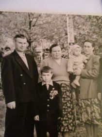Кукушкин И.И. со старшими дочерями и внуками