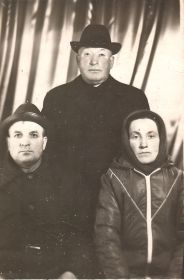 Василий Фёдорович (стоит) с сестрой Марией, 1936 г.р., и братом Георгием, 1928 г.р.
