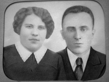 Дедушка Николай Иванович с супругой Елизаветой Андреевной сразу после свадьбы, 1939 год.