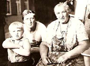 Справа налево: Стрельникова Татьяна Тихоновна (1925-1987)  первая дочь Тихона Кузьмича, Стрельников Анатолий Петрович (внук Тихона Кузьмича), Владимир (правнук)