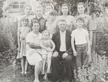 Мой дед, бабушка, их дети и внуки