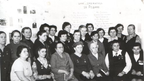 Участники слета "Салют, Победа" женщин ветеранов войны г. Сарапула, 13.04. 1975 г. Городской пионерский штаб. Дом пионеров