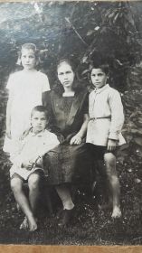 Фото 1933г.  в центре бабушка 1903г.(мама отца), стоит дочь Вера 1920 г.р., справа сын Виктор 1923 г.р. слева сын Михаил 1925 г.р. (мой отец)