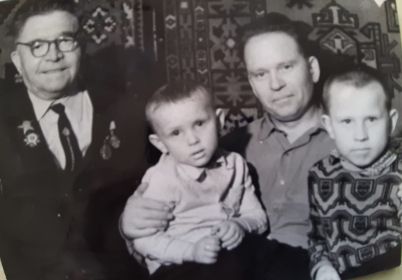 С сыном Шамилем и внуками, (слева направо) Рушан, Рашид (1973г.)