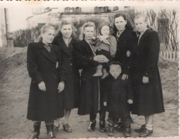 Людмила Васильевна с детьми, 1954 г.