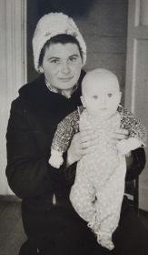 Жена Мария Романовна с сыном Юрием Николаевичем