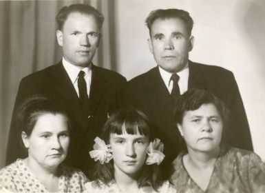 На фотографии слева Павел со своей семьёй, а с права мой дед Вася с женой Клавдией