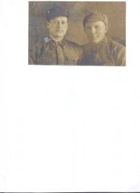 Кротько Николай справа.Надпись на обороте фотографии 19.10. 1945