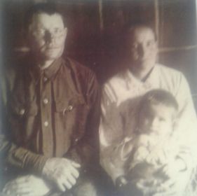 Бектеевы: Трофим Андреевич с женой Пелагеей Степановной и сыном Иваном