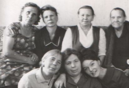 Людмила Васильевна с тетей Ольгой Петровной, мамой Верой Яковлевной и сестрами Любой и Галей
