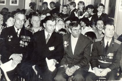 С ветеранами в  Красноармейской средней  школе на мероприятии в честь Дня победы.