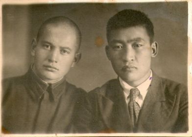 Туязов Василий  и его друг по Иркутскому госуниверситету Шемелин Яков Андреевич 1940 год.