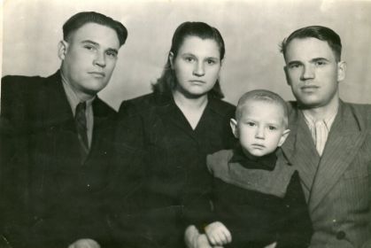 Слева  Иван, а справа Павел со своей семьёй