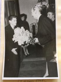 Вручение букета по случаю дня рождения королю Норвегии Хаккону V от имени руководства СССР 1947