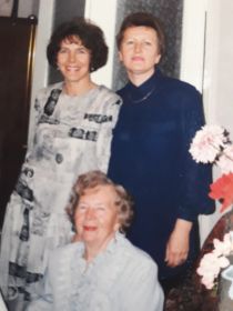 Бабушка с дочками Людой и Таней