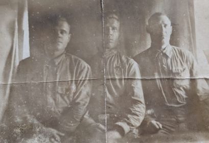 Дедушка Георгий слева. фото присланное с армии