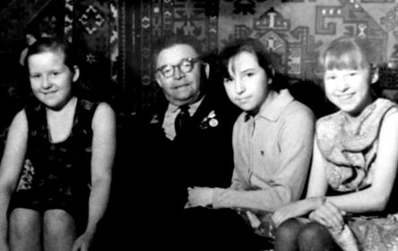 С внучками, (слева направо) Нажия, Рамиля, Надия (1973г.)