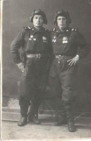 Акбергенов Жагыпар слева, 1945