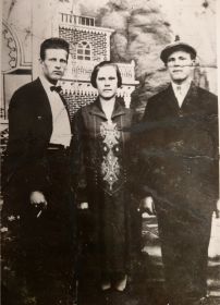 Георгий Иванович (слева) с женой Марией Антоновнойи братом жены.