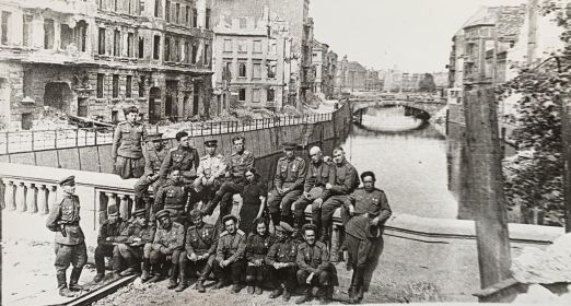 Фото военных лет от 7 июня 1945 года на реке Шпрее.