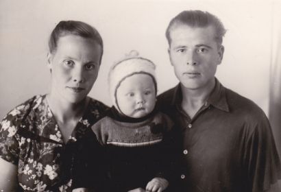 Петр Казьмич и Алимпиада Ивановна с первенцем