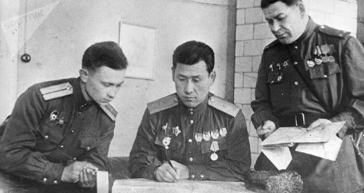 Генерал-майор Рахимов С. (в центре) и командующий артиллерией полковник Руденко С. А. (справа) разрабатывают план операции на подходах к городу Грудзендзу