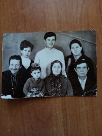 Семейное фото с женой и детьми после войны.