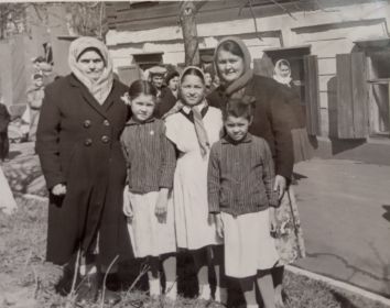Галима Амирзяновна с мамой и тремя дочками
