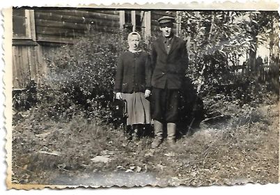 Послевоенное фото дед Михаил и бабушка Мария