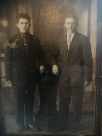 дед в молодости,справа