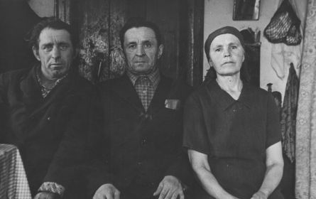 слева Яков(родственник), посередине Ситников Яков Петрович и справа Муценик(Ситникова) Мария Альбионовна